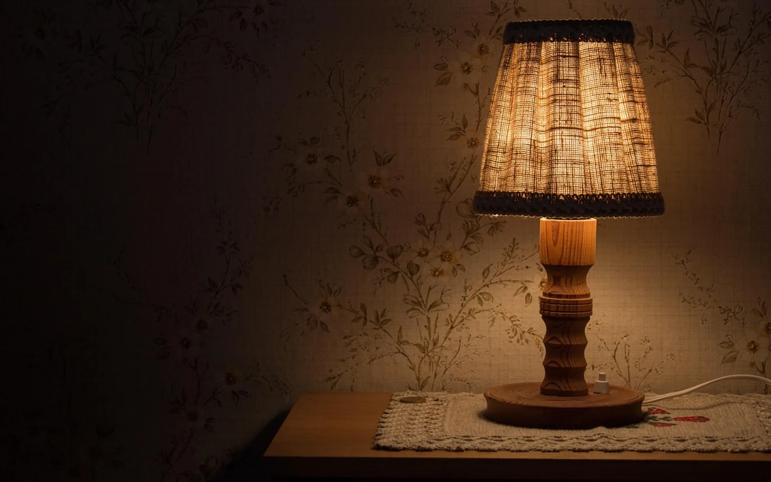 Bedside lamp, light and bedside table